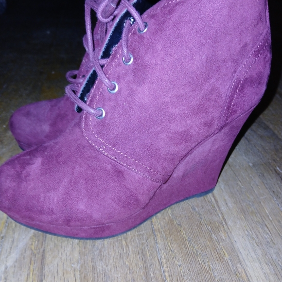 Quipid 5.5 Burgandy wedge faux suede lace up booties. - Picture 4 of 5